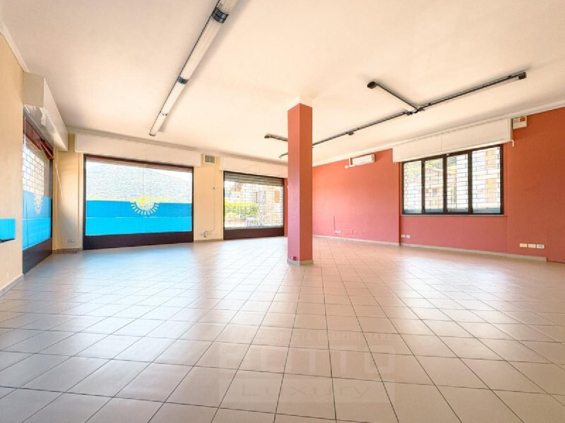 Kommersiell byggnad i Brovello-Carpugnino