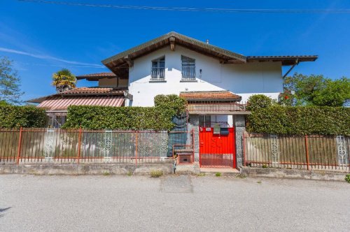 Villa in Invorio