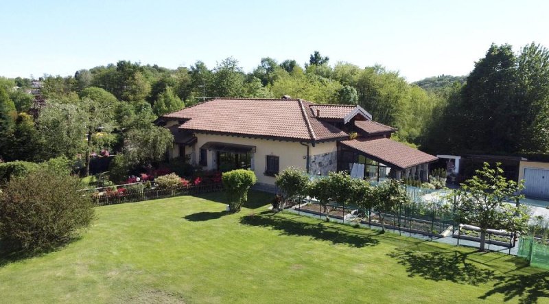Villa in Invorio