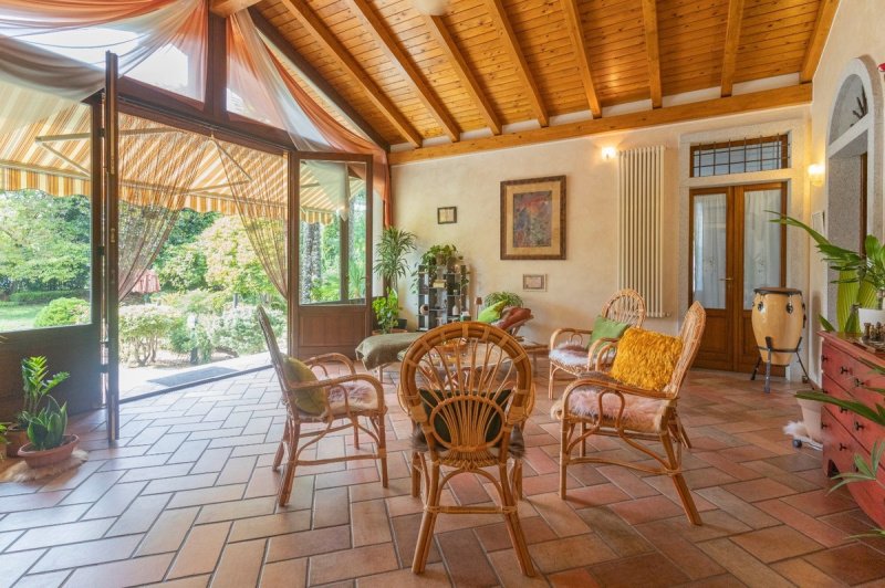 Villa a Angera