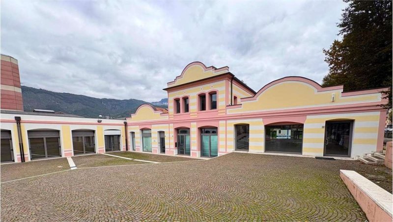 Kommersiell byggnad i Vittorio Veneto