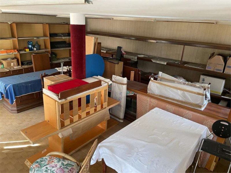 Edifício comercial em Vittorio Veneto