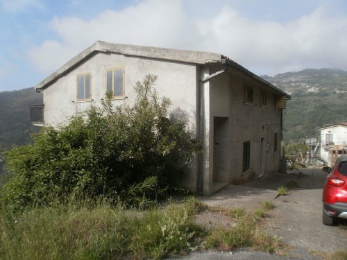 Detached house in Longobardi