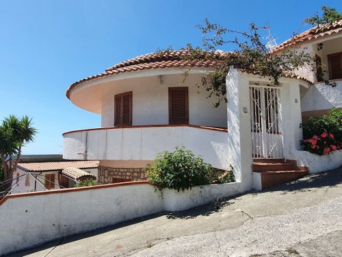 Self-contained apartment in Falconara Albanese