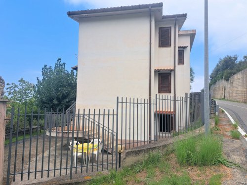 Half-vrijstaande woning in Falconara Albanese